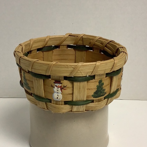 Handwoven and hand painted basket with snowmen and pine trees - Picture 1 of 3